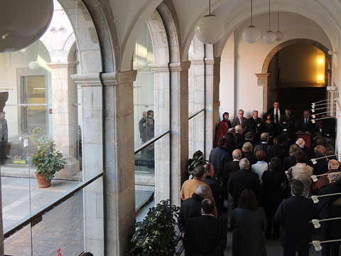 Claustre de la Diputació durant la inauguració del bust d'Agustí Riera
