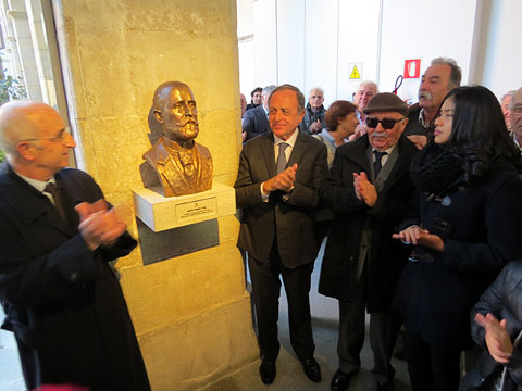 Descobriment del bust d'Agust&iacute; Riera i Pau