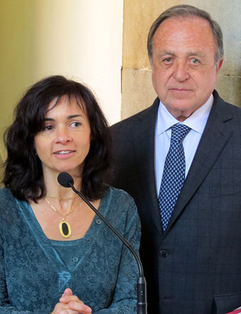 El president de la Diputació Joan Giraut, i l'escultora Ció Abellí, autora del bust
