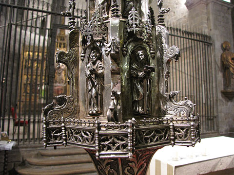 Detall de la creu processional presidint la cerim&ograve;nia