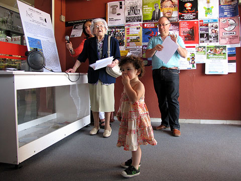 Dolors Condom llegint el text d'Espriu