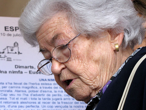 La catedràtica de Llatí Dolors Condom durant la lectura del text d'Espriu