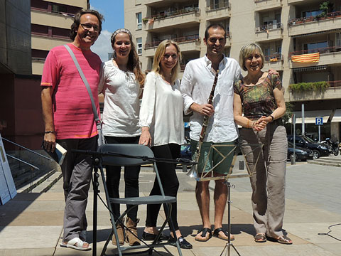 Dolors Reig i Llu&iacute;s Lucero amb els m&uacute;sics que han participat en l'acte de cloenda