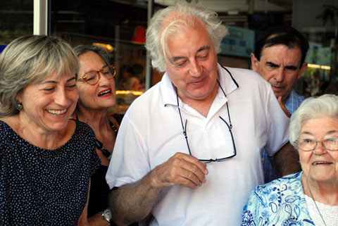 Dolors Reig, presidenta d'amics de la UNESCO de Girona, Josep Perpinyà, autor de la il·lustració i Dolors Condom Gratacòs, autora del text