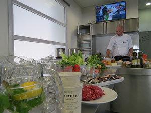 Mercat del Lle&oacute;. Sessi&oacute; de cuina a l'Aula Gastron&ograve;mica a c&agrave;rrec del xef Nir Zook