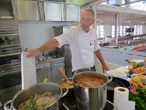 Mercat del Lle&oacute;. Sessi&oacute; de cuina a l'Aula Gastron&ograve;mica a c&agrave;rrec del xef Nir Zook