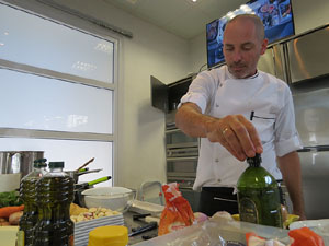 Mercat del Lle&oacute;. Sessi&oacute; de cuina a l'Aula Gastron&ograve;mica a c&agrave;rrec del xef Nir Zook
