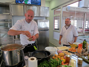 Mercat del Lle&oacute;. Sessi&oacute; de cuina a l'Aula Gastron&ograve;mica a c&agrave;rrec del xef Nir Zook