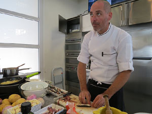 Mercat del Lle&oacute;. Sessi&oacute; de cuina a l'Aula Gastron&ograve;mica a c&agrave;rrec del xef Nir Zook