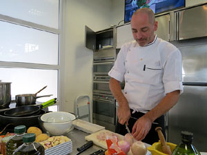 Mercat del Lle&oacute;. Sessi&oacute; de cuina a l'Aula Gastron&ograve;mica a c&agrave;rrec del xef Nir Zook