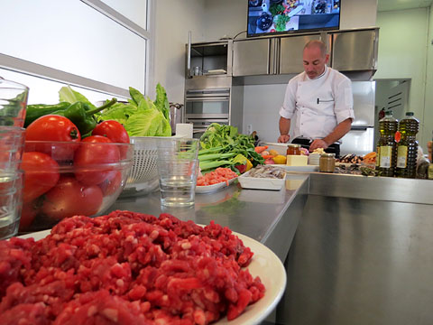 El xef Nir Zook treballant