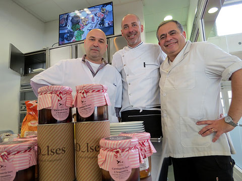Nir Zook amb Joan Gironell, president de l'associaci&oacute; de comerciants del Mercat del Lle&oacute; i el carnisser Jordi Romag&oacute;s, amb les botifarres dolces de Girona