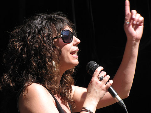 Sandra Fern, veu de la banda gironina Bourbon, durant l'actuació del grup a la plaça de la Independència, el diumenge 9 de març