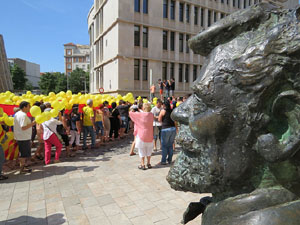 Jornades Catalunya, llibertat i dignitat. Macroestelada pels carrers de Girona