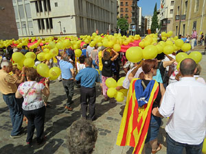 Jornades Catalunya, llibertat i dignitat. Macroestelada pels carrers de Girona