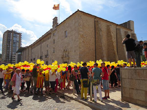 Jornades Catalunya, llibertat i dignitat. Macroestelada pels carrers de Girona