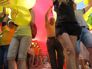 Jornades Catalunya, llibertat i dignitat. Macroestelada pels carrers de Girona