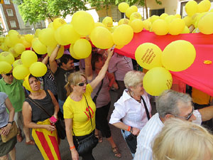 Jornades Catalunya, llibertat i dignitat. Macroestelada pels carrers de Girona