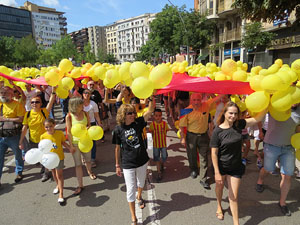 Jornades Catalunya, llibertat i dignitat. Macroestelada pels carrers de Girona