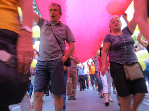 Jornades Catalunya, llibertat i dignitat. Macroestelada pels carrers de Girona