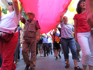 Jornades Catalunya, llibertat i dignitat. Macroestelada pels carrers de Girona