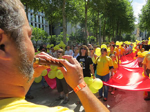 Jornades Catalunya, llibertat i dignitat. Macroestelada pels carrers de Girona