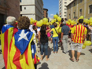 Jornades Catalunya, llibertat i dignitat. Macroestelada pels carrers de Girona
