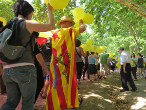 Jornades Catalunya, llibertat i dignitat. Macroestelada pels carrers de Girona