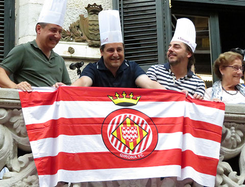 Els germans Roca al balcó de l'Ajuntament, amb la bandera del Girona FC