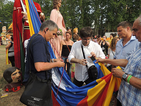 Festival Catalunya vol viure en llibertat i amb dignitat a Girona. Hissada de l'estelada