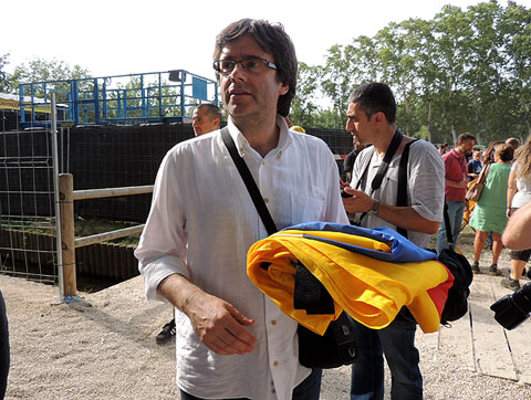 L'alcalde de Girona, Carles Puigdemont, amb l'estelada gegant