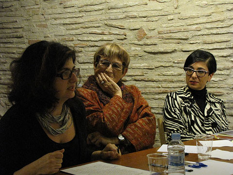 Rosa Lluch, Dolors Bramon i Sílvia Planas, durant la presentació del llibre