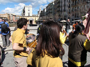 Enlla&ccedil;ats per la Llengua. La cercavila