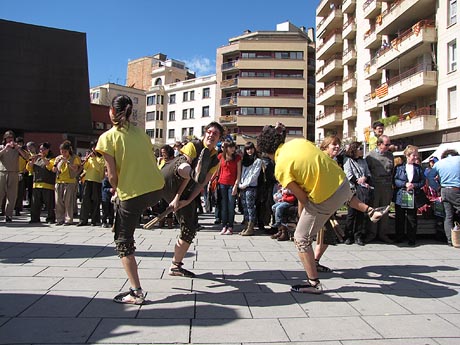 Enlla&ccedil;ats per la Llengua. Cercavila a c&agrave;rrec del grup Fal&middot;lera Gironina