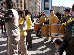 Enlla&ccedil;ats per la Llengua. La cercavila