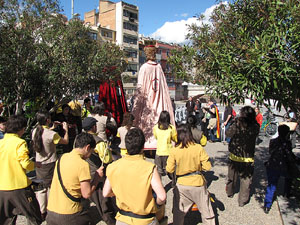 Enlla&ccedil;ats per la Llengua. La cercavila