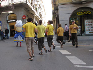 Enlla&ccedil;ats per la Llengua. La cercavila