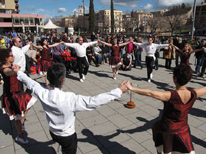 Enlla&ccedil;ats per la Llengua. Ballada de sardanes