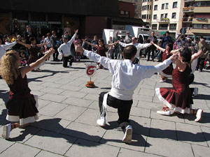 Enlla&ccedil;ats per la Llengua. Ballada de sardanes