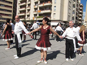 Enlla&ccedil;ats per la Llengua. Ballada de sardanes