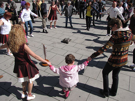 Enlla&ccedil;ats per la Llengua. Ballada de sardanes a la pla&ccedil:a Salvador Espriu
