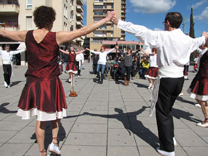 Enlla&ccedil;ats per la Llengua. Ballada de sardanes