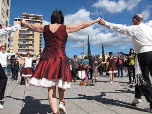 Enlla&ccedil;ats per la Llengua. Ballada de sardanes