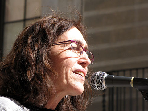 Rosa Font Massot llegint el manifest