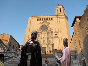 Escampillem. Nit de folk a Girona. Cercavila de gegants i capgrossos