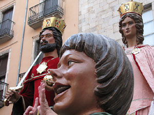 Escampillem. Nit de folk a Girona. Cercavila de gegants i capgrossos
