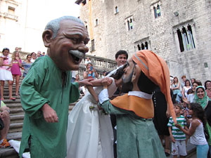 Escampillem. Nit de folk a Girona. Cercavila de gegants i capgrossos