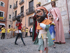 Escampillem. Nit de folk a Girona. Cercavila de gegants i capgrossos