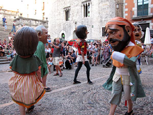 Escampillem. Nit de folk a Girona. Cercavila de gegants i capgrossos