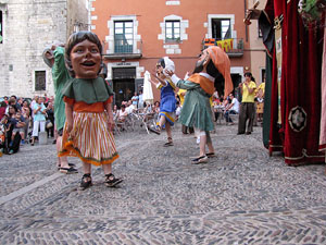 Escampillem. Nit de folk a Girona. Cercavila de gegants i capgrossos